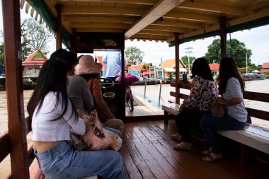 Tayland, Nonthaburi 'de 3 Eylül 2022' de Pak Kret şehri ile Ko Kret adası arasındaki Chao the Nehri 'nden geçen Taylandlı yolcuları gemiye bindirin.