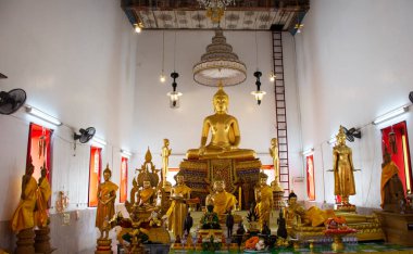 Taylandlı gezginler için antik Buda heykeli seyahat eder ve Tayland 'ın Nonthaburi kentindeki Pak Kret şehrindeki Koh Kret Adası' ndaki Wat Sao Tanga 'da kutsal ve gizemli bir ibadete dua eder.