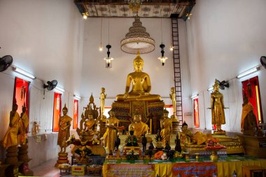 Taylandlı gezginler için antik Buda heykeli 3 Eylül 2022 'de Nonthaburi Tayland' da, Pak Kret 'te, Koh Kret' te, kutsal ve gizemli bir tapınak olan Wat Sao Tangası 'na dua ederek seyahat eder.