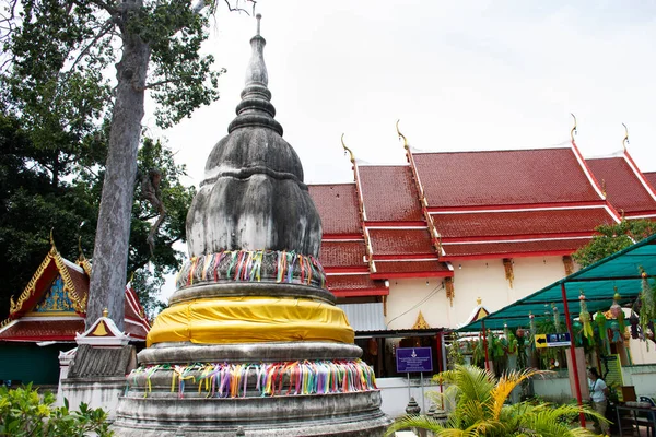 タイの人々のための古代の仏塔やアンティーク遺跡チェディタイの人々のための旅行の訪問と尊敬の祈りの祝福タイのノンタブリで2022年9月3日にパッククレットのワット サントン トンで — ストック写真