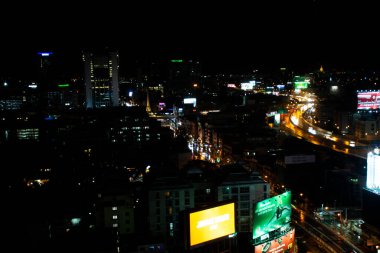 25 Ağustos 2022 'de Bangkok, Tayland' da yağmur yağarken sokak ve trafik yolunda bisiklet süren Bangkok 'un havadan manzaralı şehir manzarası.