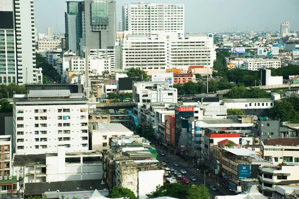 2022年8月25日 在泰国曼谷 泰国人骑自行车在街道上和交通堵塞的情况下 环城和高楼公寓的景观景观 — 图库照片