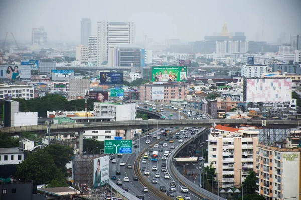 バンコク市内の空中風景景観と 2022年8月25日にタイのバンコクで路上自転車や交通渋滞に乗って運転するタイ人との高層ビルタワーマンション — ストック写真