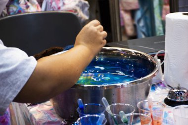 Tayland 'da Bangkok, Tayland stüdyolarında kumaş şalı ve el işi eşarp üzerine klasik renk desenleri çizerek teknik mermer sanatını sergilemek için Tayland zanaat teknisyeni veya profesyonel sanatçı atölyesi