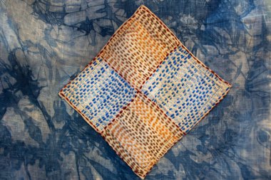 Tayland 'da Bangkok, Tayland' da atölye atölyesinde el yapımı pamuk ve işlemeli kumaşlar dikip satış yapan usta bir teknisyen ya da profesyonel sanatçı.