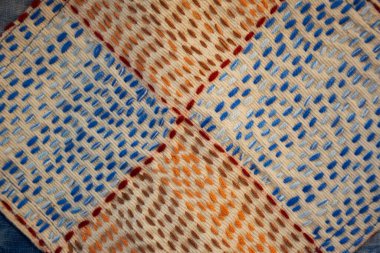 Tayland 'da Bangkok, Tayland' da atölye atölyesinde el yapımı pamuk ve işlemeli kumaşlar dikip satış yapan usta bir teknisyen ya da profesyonel sanatçı.