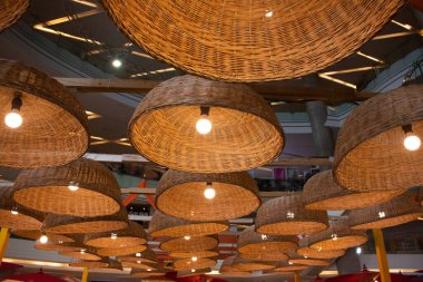 İç dekorasyon mobilyaları ve tavan lambası bambu hasırla sarkıtılmış çatıda gezginler için klasik antika kahve dükkanının olduğu odada seyahat ve Tayland Bangkok 'ta dinlenme