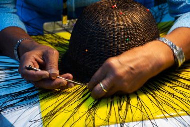 Tayland zanaat teknisyeni ya da profesyonel kullanım aletleri örgü ve örgü örme örme örme, örgü örme, şapka sisal keneviri Bangkok, Tayland 'daki el sanatları fuarının stüdyo atölyesinde satış ve gösteri için.