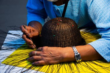 Tayland zanaat teknisyeni ya da profesyonel kullanım aletleri örgü ve örgü örme örme örme, örgü örme, şapka sisal keneviri Bangkok, Tayland 'daki el sanatları fuarının stüdyo atölyesinde satış ve gösteri için.