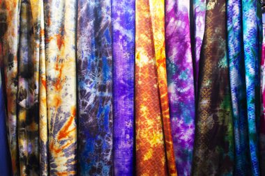 Tayland 'da Bangkok Tayland' da Bitec Bangna 'da atölye çalışması için batik ikat ve kravat çok renkli arkaplan ile Tayland zanaat teknisyeni veya profesyonel sanatçı pamuk ve ipek kumaş