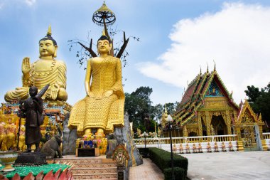 Tai halkı için Wat Maniwong 'un büyük Buda heykeli 6 Eylül 2022' de Nakhonnayok şehrinde, Mani Wong Tapınağı 'nda kutsanmış kutsal ibadete ziyaret ve saygı göstermek amacıyla Nakhon Nayok Tayland' a gider.