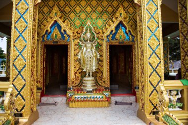 Phra Si Ariya Mettrai budha veya Bodhisattva Maitreya heykelleri Tayland 'ın başkenti Nakhon Nayok' da 6 Eylül 2022 'de Wat Maniwong ya da Mani Wong tapınağındaki dua kutsallığı gizemine saygılarını sunmak için ziyaret ederler.