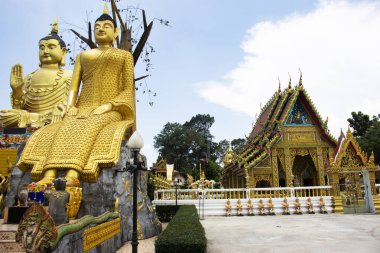 Thai halkı için Wat Maniwong 'un altın büyük Buda heykeli tünel mağarasını ziyaret edin ve kutsal dualara saygı gösterin Nakhon Nayok Tayland' daki Mani Wong tapınağında mistik naga naka heykeli