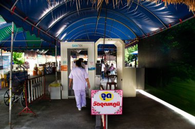 Tünel temizleme, Tayland 'da 6 Eylül 2022' de Nakhon Nayok, Tayland 'da seyahat eden gezginler için antivirüs bakterileri ziyaret edip kutsal Wat Maniwong tapınağını kutsamak için dua ediyorlar.