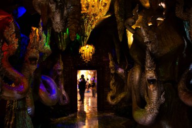 Tay halkı için yeraltındaki tünel mağarası. Ziyaret edin ve dua edin. Mistik antik naga 'ya ibadet edin. Ya da Wat Maniwong' daki antik naka heykeli ya da Nakhon Nayok Tayland 'daki Mani Wong tapınağı.