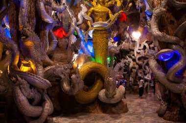 Tay halkı için yeraltındaki tünel naka mağarası 6 Eylül 2022 'de Nakhon Nayok Tayland' da Wat Maniwong tapınağındaki mistik antik Naga heykelini ziyaret edin ve dua edin.