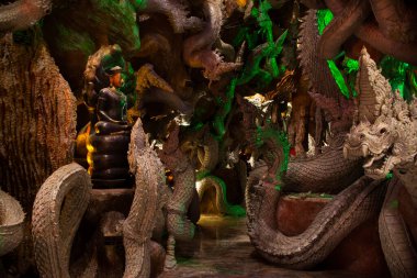 Tay halkı için yeraltındaki tünel mağarası. Ziyaret edin ve dua edin. Mistik antik naga 'ya ibadet edin. Ya da Wat Maniwong' daki antik naka heykeli ya da Nakhon Nayok Tayland 'daki Mani Wong tapınağı.