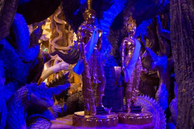 Tay halkı için yeraltındaki tünel naka mağarası 6 Eylül 2022 'de Nakhon Nayok Tayland' da Wat Maniwong tapınağındaki mistik antik Naga heykelini ziyaret edin ve dua edin.