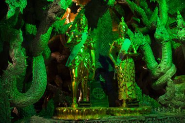 Tay halkı için yeraltındaki tünel naka mağarası 6 Eylül 2022 'de Nakhon Nayok Tayland' da Wat Maniwong tapınağındaki mistik antik Naga heykelini ziyaret edin ve dua edin.