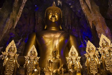 Altın Buda heykeli ve Wat Maniwong 'un naga koruyucusu Tayland' da Nakhon Nayok 'da bulunan Mani Wong tapınağındaki tünel mağarasını ziyaret edip dua ederek kutsanmış kutsal ibadete saygı duyuyorlar.