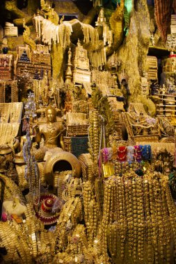 Yeraltındaki tünel naka mağarası ve Tayland 'da seyahat eden insanlar için hazine ziyaret etmek kutsal ibadete ibadet etmek Wat Maniwong ya da Tayland Nakhon Nayok' daki Mani Wong tapınağındaki antik Naga heykeline dua etmek demektir.