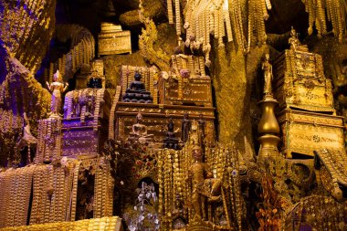 Yeraltındaki tünel naka mağarası ve Tayland 'da seyahat eden insanlar için hazine ziyaret etmek kutsal ibadete ibadet etmek Wat Maniwong ya da Tayland Nakhon Nayok' daki Mani Wong tapınağındaki antik Naga heykeline dua etmek demektir.