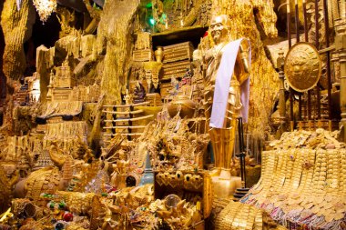 Yeraltındaki tünel naka mağarası ve Tayland 'da seyahat eden insanlar için hazine ziyaret etmek kutsal ibadete ibadet etmek Wat Maniwong ya da Tayland Nakhon Nayok' daki Mani Wong tapınağındaki antik Naga heykeline dua etmek demektir.