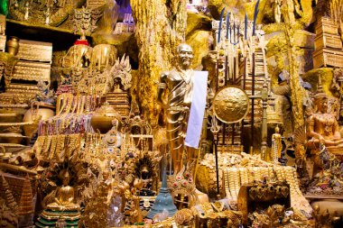 Yeraltındaki tünel naka mağarası ve Tayland 'da seyahat eden insanlar için hazine ziyaret etmek kutsal ibadete ibadet etmek Wat Maniwong ya da Tayland Nakhon Nayok' daki Mani Wong tapınağındaki antik Naga heykeline dua etmek demektir.