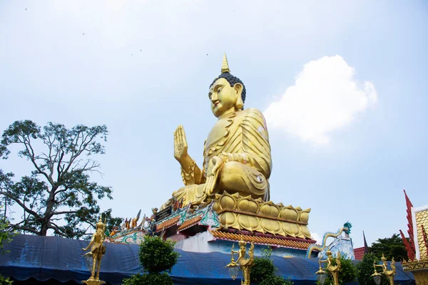2022年9月6日 在泰国纳孔诺亚克市的Mani Wong庙宇里 为泰国人建造的大佛像Wat Maniwong参观并尊重祈祷的神圣崇拜 — 图库照片