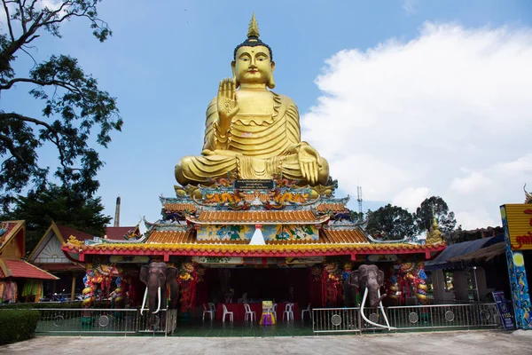 Wielki Budda Posąg Wat Maniwong Dla Tajlandczyków Podróży Wizyty Szacunku — Zdjęcie stockowe