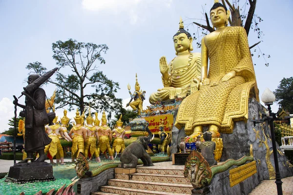 2022年9月6日 在泰国纳孔诺亚克市的Mani Wong庙宇里 为泰国人建造的大佛像Wat Maniwong参观并尊重祈祷的神圣崇拜 — 图库照片