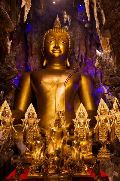 タイの人々のためのワット マニウォンの黄金の仏像とナガ保護者は トンネル洞窟を訪問し タイのナコンナヨクにあるマニウォン寺院で神秘的な祝福の神聖な礼拝を尊重します — ストック写真
