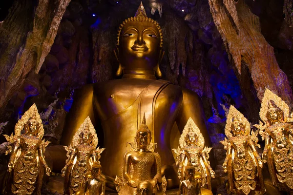 タイの人々のためのワット マニウォンの黄金の仏像とナガ保護者は トンネル洞窟を訪問し タイのナコンナヨクにあるマニウォン寺院で神秘的な祝福の神聖な礼拝を尊重します — ストック写真