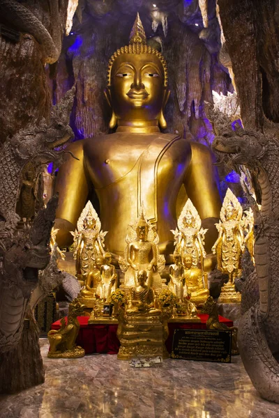 タイの人々のためのワット マニウォン寺院の仏像とナガ保護者は トンネル洞窟を訪問し 2022年9月6日にタイのナコンナヨクで神秘的な祝福の神聖な礼拝を尊重します — ストック写真