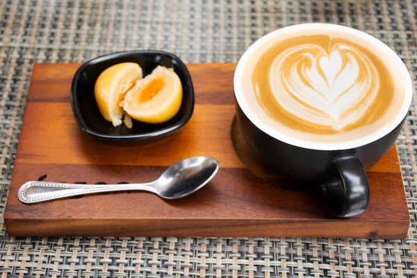 Seni Latte Kopi Panas Disajikan Dengan Kue Pastri Bulan Cina — Stok Foto