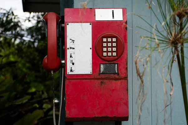 泰国Nonthaburi农村地区人们在室外建筑中使用的老式公共红色电话机 — 图库照片