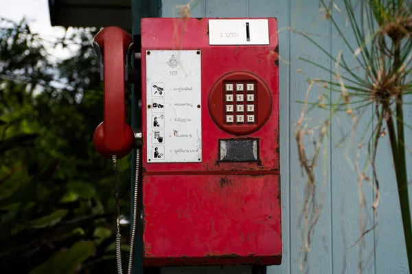 Stary Publiczny Czerwony Telefon Dla Osób Korzystających Zewnątrz Budynku Wsi — Zdjęcie stockowe