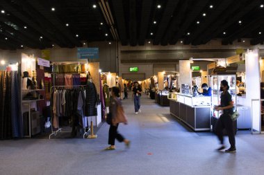 Taylandlı ve yabancı gezginler 8 Eylül 2022 'de Bangkok, Tayland' da Bitec Bangna 'da el sanatları fuarında el yapımı el sanatları ürünleri ve bilgelik ürünleri satıyorlar.