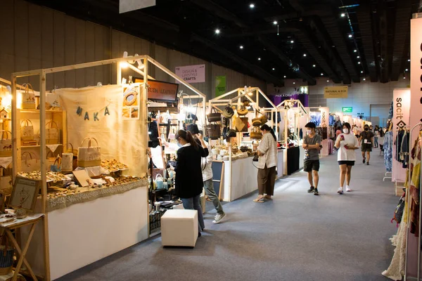 タイ人と外国人旅行者は 2022年9月8日にタイのバンコクで開催されるBitec Bangnaで開催された手作り工芸品市場イベントで地元の工芸品や知恵製品を訪問し 買い物をします — ストック写真