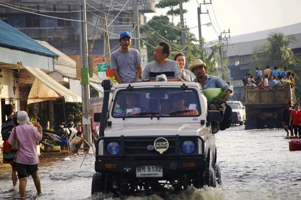 Personas Tailandesas Víctimas Desastres Naturales Utilizan Vehículo Vadeando Agua Calle — Foto de Stock