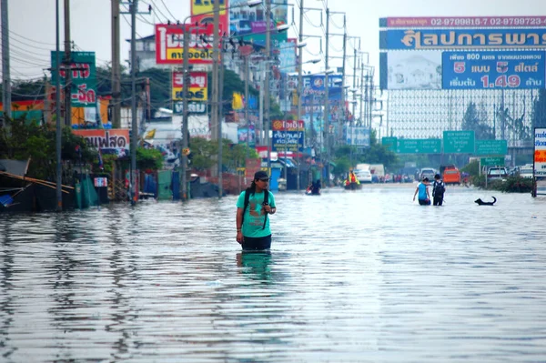 Thai Family People Natural Disaster Victims Walking Wading Water Street — Stock Photo, Image