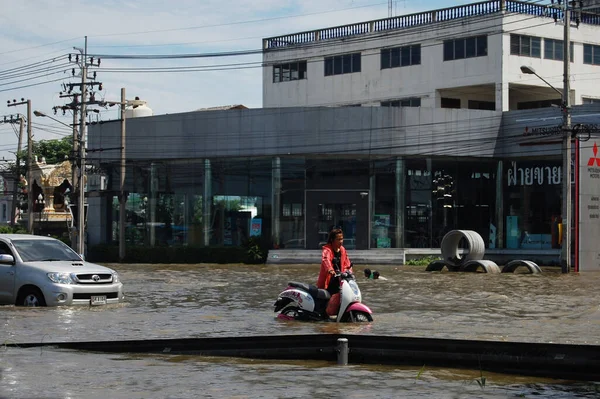 Thai People Riding Motorcycle Driving Car Street While Water Flood — Stock Photo, Image