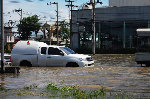 Thai People Riding Motorcycle Driving Car Street While Water Flood — Stock Photo, Image