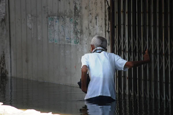 Тайские Старики Пострадавшие Стихийных Бедствий Прогуливаются Улицам Время Вода Наводнения — стоковое фото