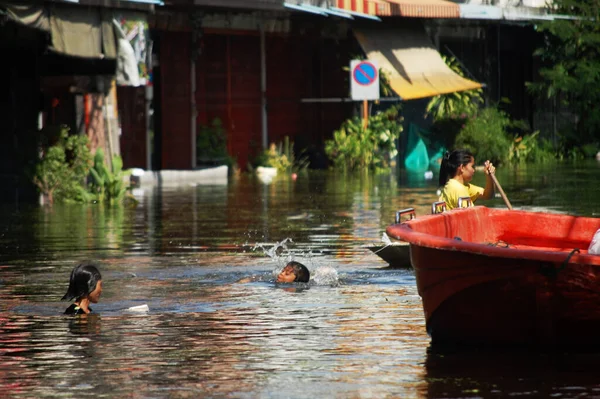 Тайские Девушки Сестры Друзья Играют Плавание Воде Улице Время Вода — стоковое фото