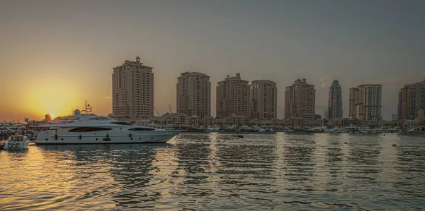 Doha Daki Inci Limanı Katar Gün Batımında Yatlar Önplanda Binalar — Stok fotoğraf