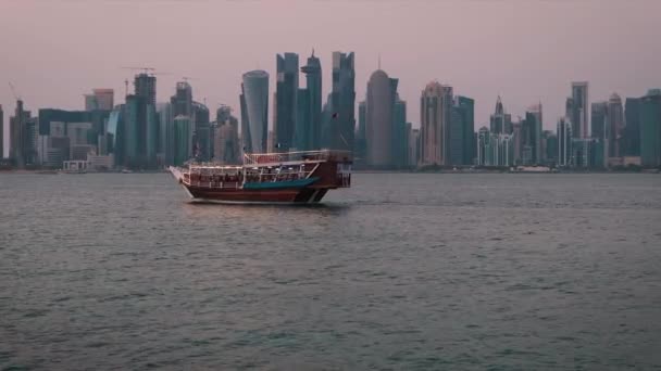 Doha Skyline Eftermiddag Skott Visar Dhows Med Qatar Flaggor Arabiska — Stockvideo