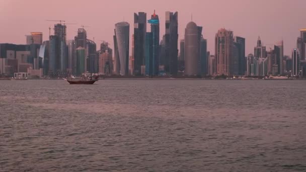 卡塔尔多哈的天际线下午拍摄 前景是在阿拉伯湾挂卡塔尔国旗 背景是多哈天际线 — 图库视频影像