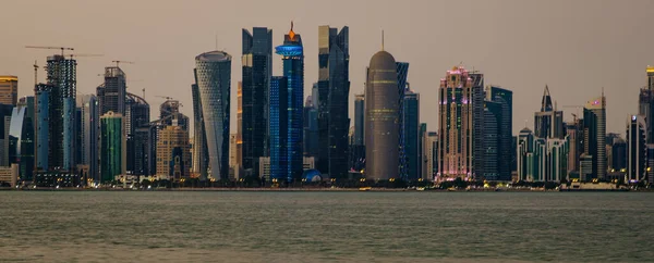 Doha Catar Skyline Por Tarde Mostrando Rascacielos Zona West Bay — Foto de Stock