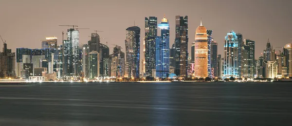 Doha Qatar Skyline Por Noche Mostrando Las Luces Los Rascacielos — Foto de Stock